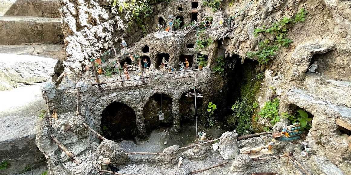 Miniature villaggio con case scavate nella roccia, decorazioni e personaggi in miniatura, esempio di arte in miniatura e modellismo.