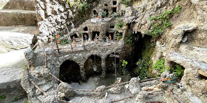 Cosa vedere assolutamente a Pontone, 8 siti 6 Miniature villaggio con case scavate nella roccia, decorazioni e personaggi in miniatura, esempio di arte in miniatura e modellismo.