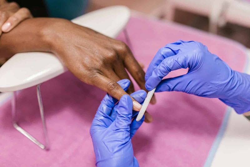 Perché i poggiamano per la manicure sono indispensabili 2 Poggiamano per manicure: Analisi delle unghie e manicure professionale in clinica estetica. Tecniche di manicure, cura delle unghie e trattamenti estetici per mani sane e belle. Procedures di nail care con strumenti sterili.