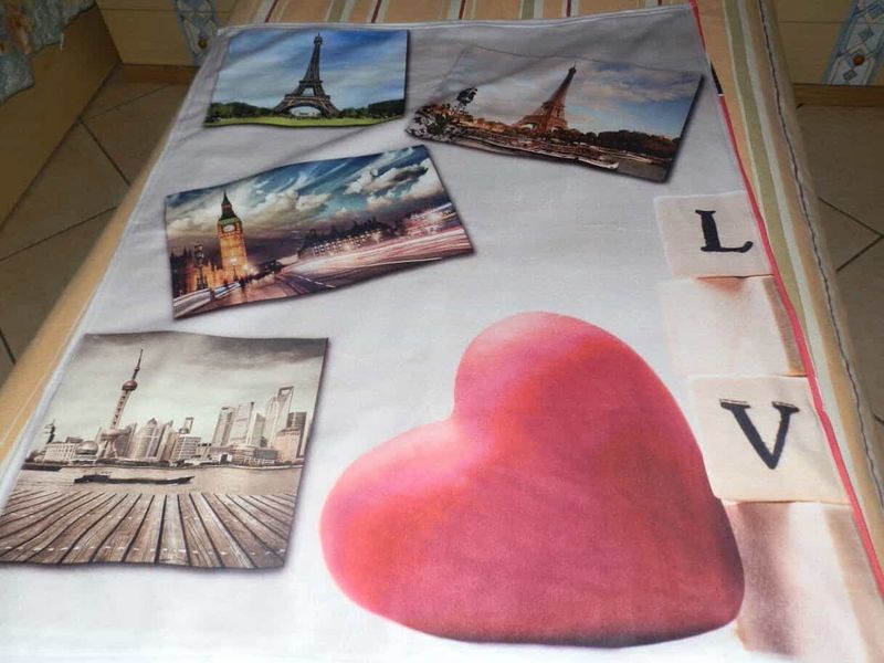 Idee Regali personalizzati per la famiglia 5 Panorami di Parigi con immagini del Torre Eiffel e Big Ben, decorazioni romantiche con un grande cuore rosso su un tessuto con lettere L e V, ideale per contenuti di viaggi e amore.
