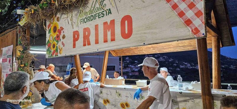 Agerola fior di latte, porta della Divina Costiera 6 Carnevale di Primavera, gastronomia e festa popolare a Prato con stand di cibo tradizionale, musica e atmosfera conviviale all'aperto.