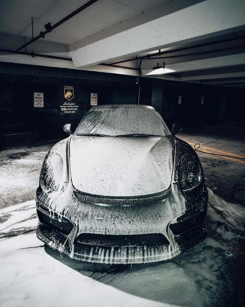 Come guidare correttamente nelle aree allagate 5 Pulizia auto Lamborghini con schiuma nel parcheggio sotterraneo, cura e manutenzione del veicolo di lusso, dettagli estetici e servizio professionale.