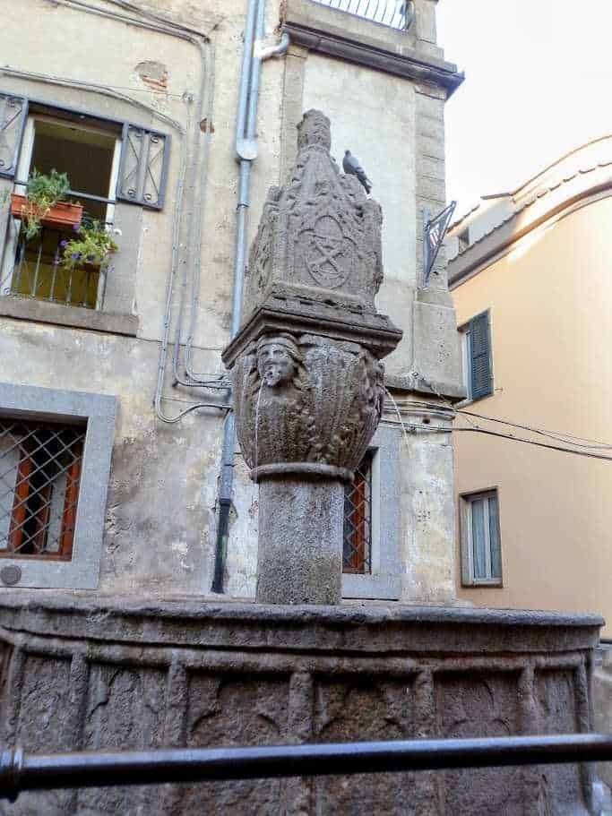 Soriano nel Cimino cosa fare in 8 siti 18 Antico fontanile in pietra con sculture di leoni
