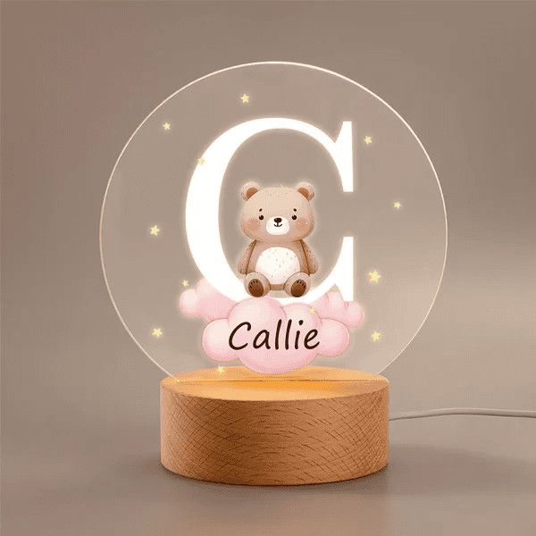 C LED lamp con orsacchiotto su nuvola rosa, decorazione per cameretta bambini, luce notturna personalizzata Callie, lampada da tavolo per ambienti accoglienti, illuminazione delicata e dolce.