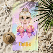 Callie bambina con ali rosa e vestito colorato in stile fiaba, immagine carina e sognante, perfetta per blog e contenuti per bambini.