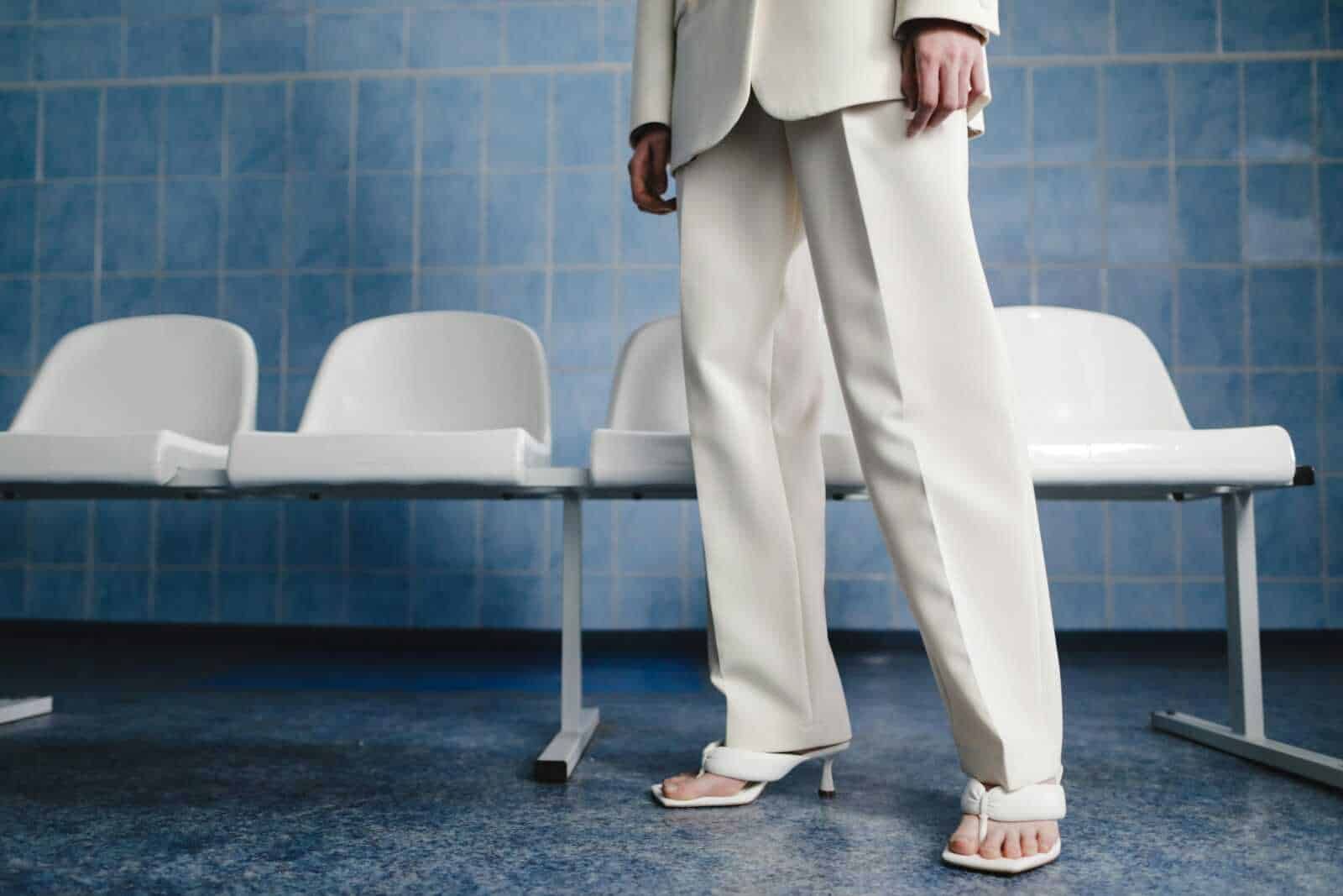 pantaloni baggy estivi con sandali