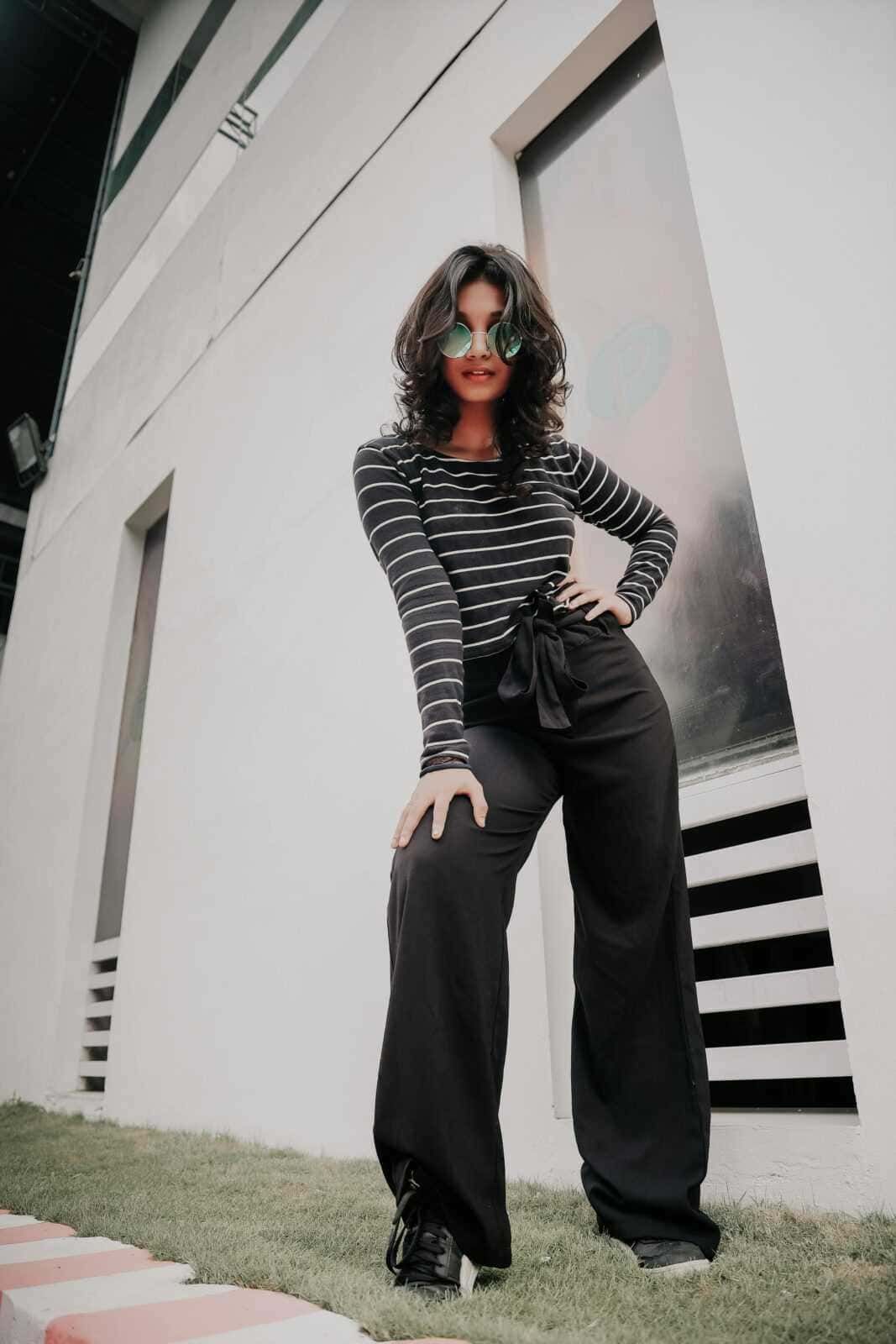 look casual con pantaloni baggy e sneakers