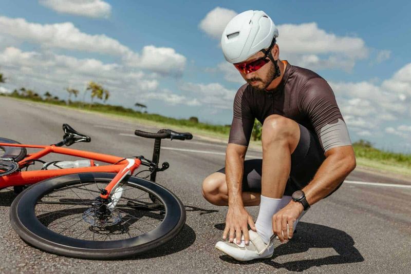 Beginner’s Workout Wardrobe: 6 Capi di Abbigliamento Sportivo Indispensabili per l’Uomo 4 Femminile che sistema le scarpe da ciclismo su strada, bici da corsa di alta qualità, abbigliamento sportivo e accessori per ciclisti, percorso avanti in città, spedizione rapido e comfort.