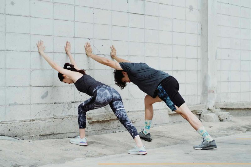 Beginner’s Workout Wardrobe: 6 Capi di Abbigliamento Sportivo Indispensabili per l’Uomo 3 Scoliosi esercizi stretching yoga per migliorare la postura e la salute della colonna vertebrale in modo naturale.