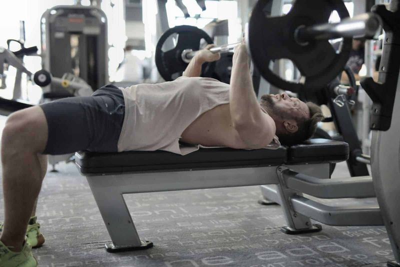 Beginner’s Workout Wardrobe: 6 Capi di Abbigliamento Sportivo Indispensabili per l’Uomo 6 Sollevamento pesi uomo in palestra, allenamento muscolare, esercizio di sollevamento pesi, fitness e body building.