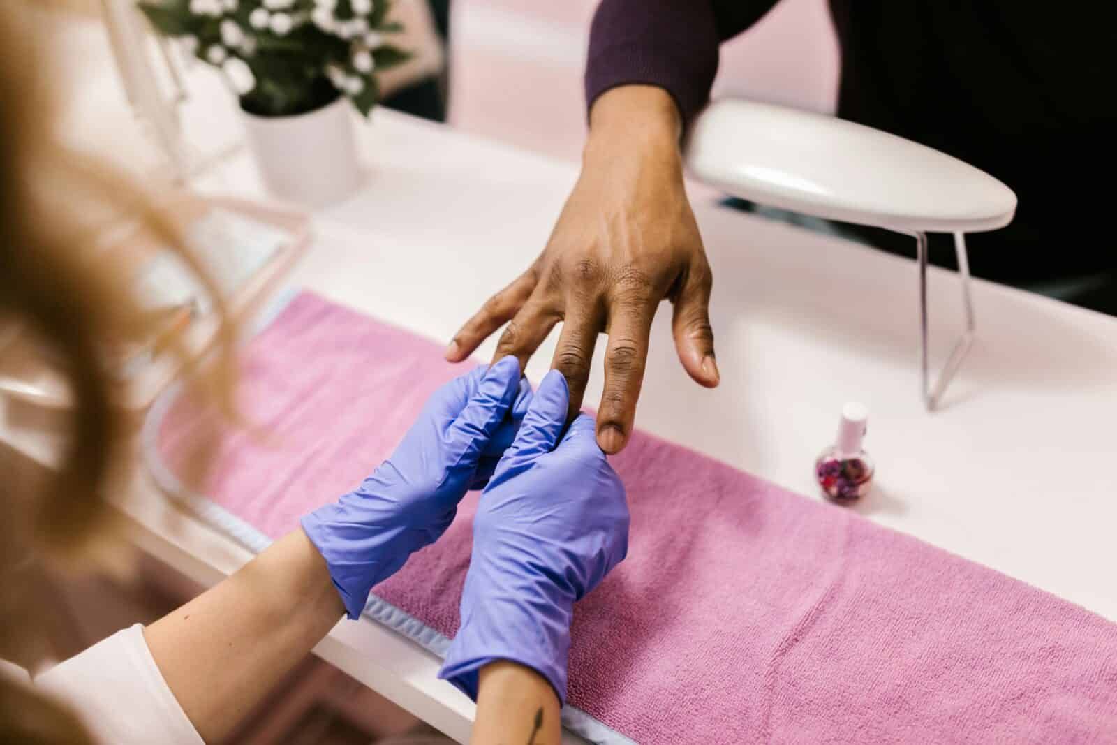 Perché i poggiamano per la manicure sono indispensabili