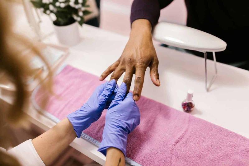 Perché i poggiamano per la manicure sono indispensabili 4 Perché i poggiamano per la manicure sono indispensabili