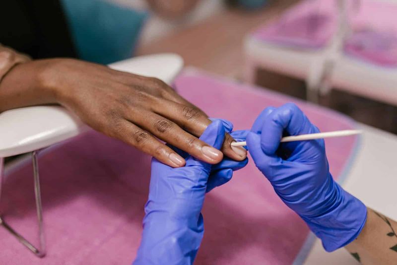 Perché i poggiamano per la manicure sono indispensabili 3 Disinfezione unghie, manicure professionale, igiene e sicurezza in salone di bellezza, manicure gel con attenzione ai dettagli, cura delle mani.