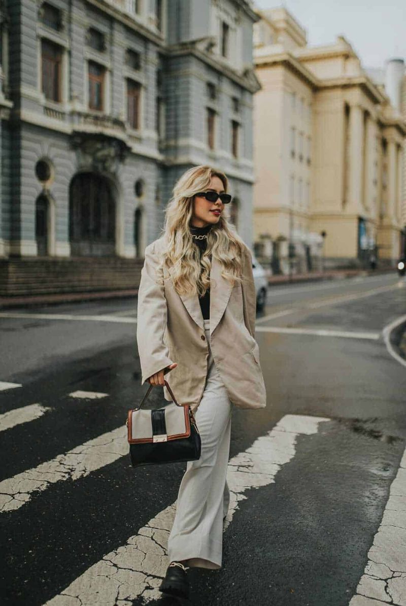 Come abbinare i pantaloni baggy: idee e consigli per ogni look 3 pantaloni baggy eleganti con blazer