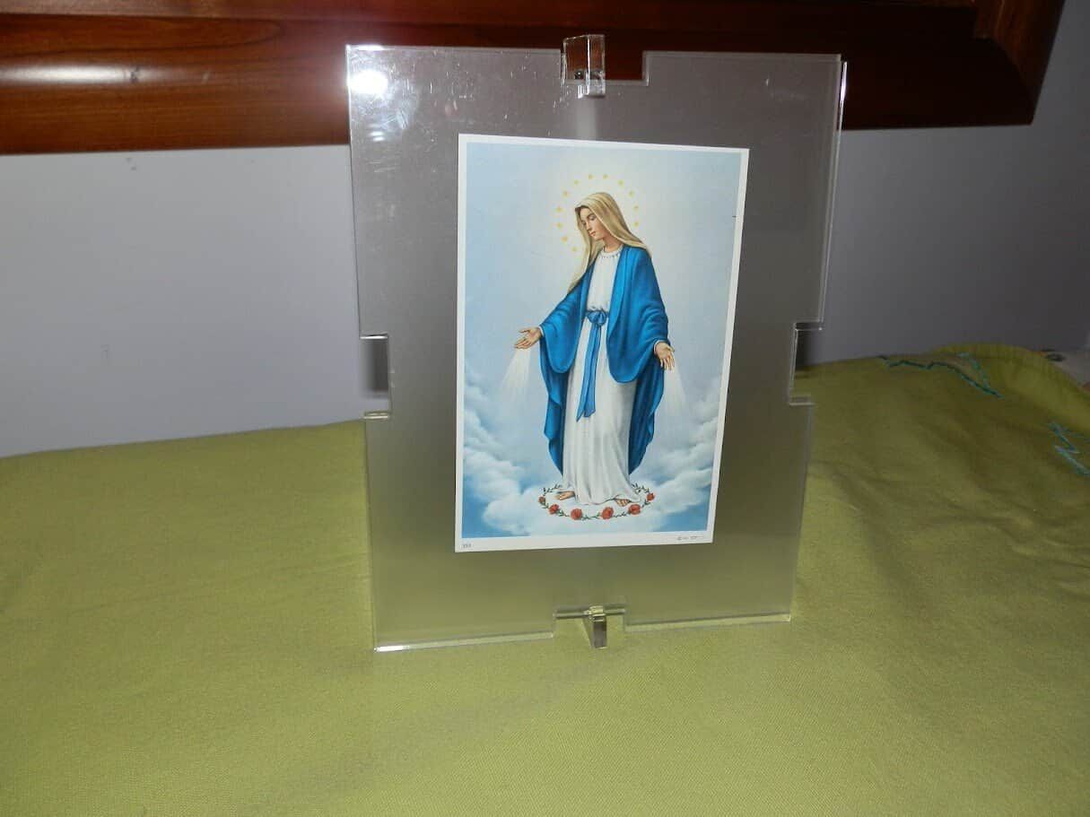 Santissima Vergine Maria immagine religiosa in cornice trasparente, raffigurazione sacra di religione cattolica, decorazione spirituale, devozione e fede religiosa, oggetto di preghiera e culto, raffigurazione dell’immacolata concezione.