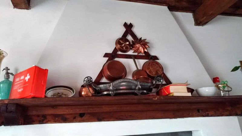 Idee Regali personalizzati per la famiglia 4 Vasche in rame di rame decorate su una mensola di legno in una cucina rustica.
