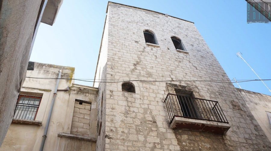 Appunti Sul Blog, edificio storico in pietra con balcone di ferro battuto e finestre arched, esempio di architettura antica italiana, ideale per appassionati di storia e cultura urbana.