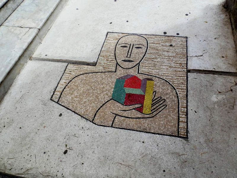 Santa Maria Assunta a Positano: la leggenda della Madonna Nera 10 Entrata della chiesa con mosaico