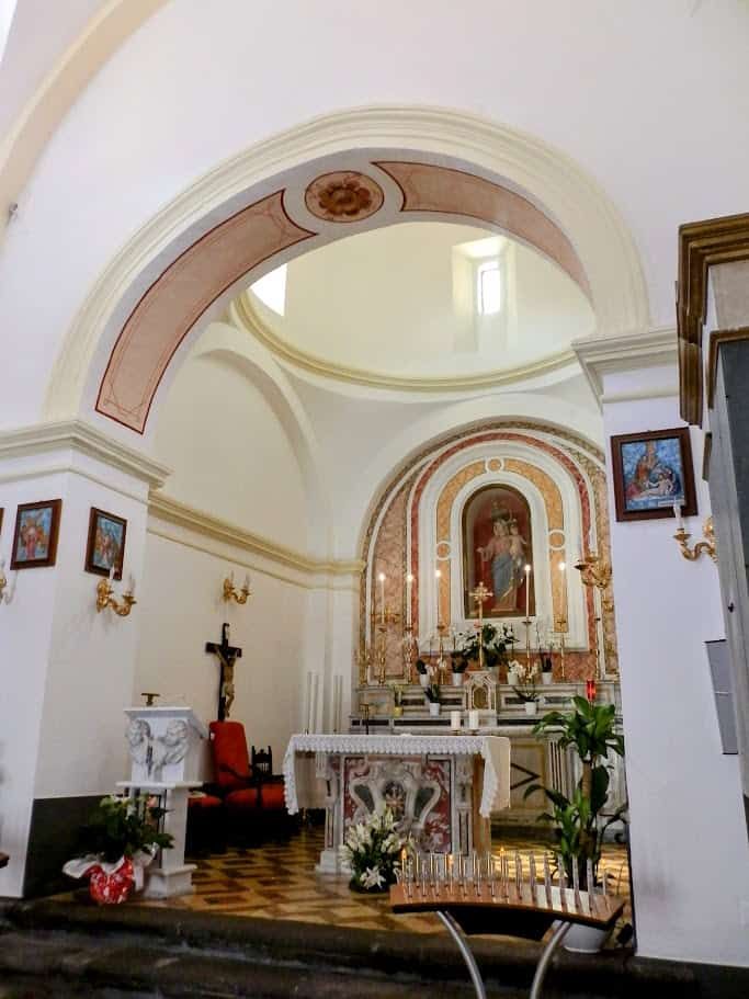 Santa Maria Assunta a Positano: la leggenda della Madonna Nera 5 La Madonna Nera sull'altare maggiore
