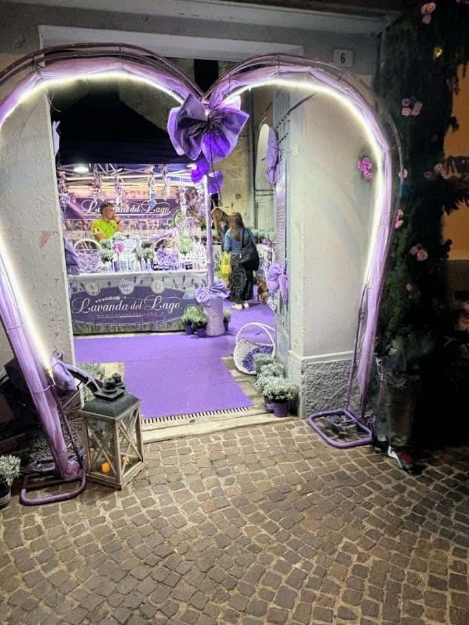 Festa dei fiori Monte Isola 2025 dopo 10 anni 6 Lavanderia del Lago decorazione romantica con luci e fiori color lavanda per eventi speciali nel centro storico. Atmosfera elegante e accogliente con dettagli floreali e luci soffuse, perfetta per matrimoni o feste.