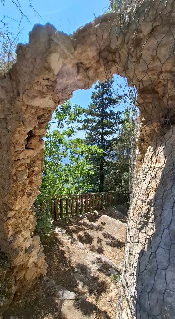 Scorcio di un arco naturale roccioso delle rovine della Torre dello Ziro