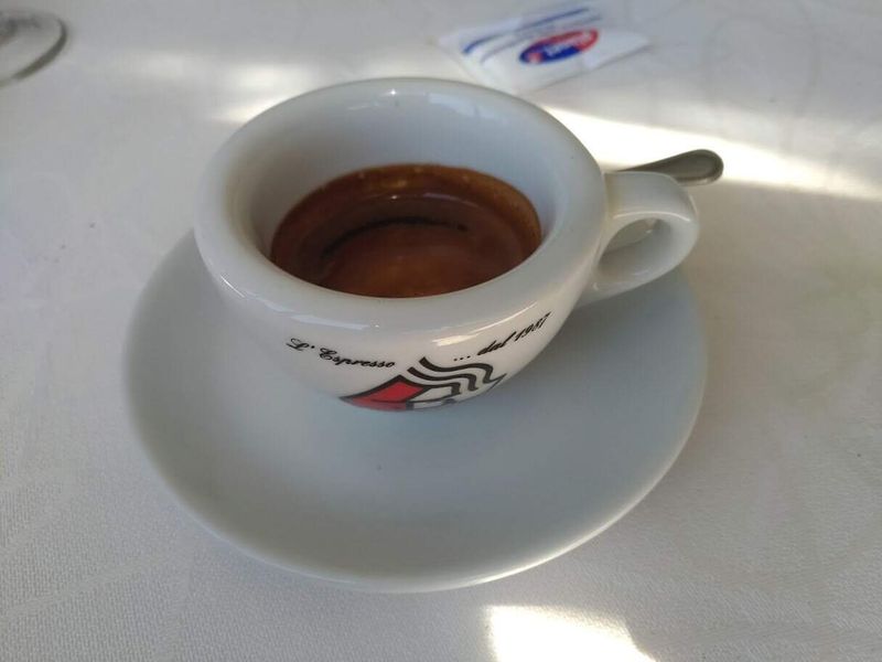Capsule Caffè Vergnano Nespresso: L'Eccellenza Italiana per la Tua Macchina da Caffè 3 Tazzina di espresso con le capsule caffè Vergnano Nespresso