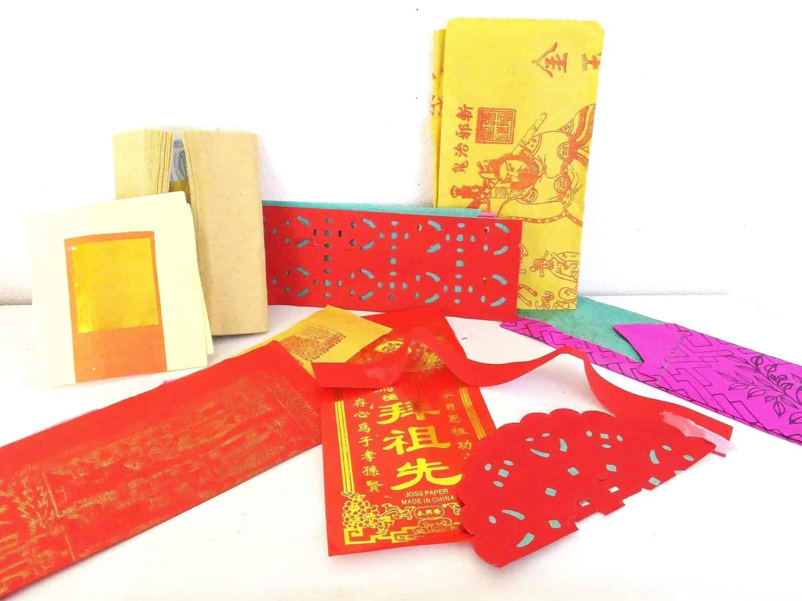 Fogli di carta cinese decorativa e libri di carta colorata per le festività tradizionali cinesi. Articoli per il noodles, decorazioni e simboli culturali per il Capodanno cinese e altre celebrazioni tradizionali.