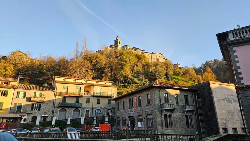 Bagnone cosa visitare nel centro storico 10 Ville storiche e paesaggi montani in Italia, con edifici storici e un castello sul poggio, perfetti per itinerari culturali e naturalistici nel cuore del paesaggio italiano.