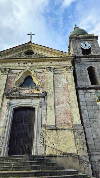 Chiesa storica con campanile e orologio a Montoro