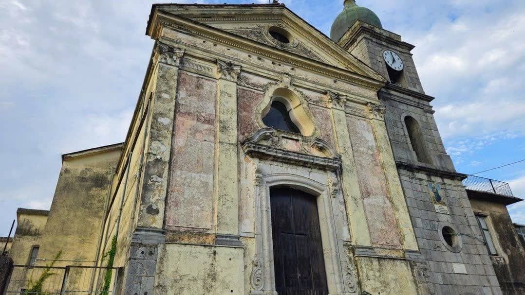 Antico edificio chiesa con architettura storica a Sant'Eustachio di Montoro