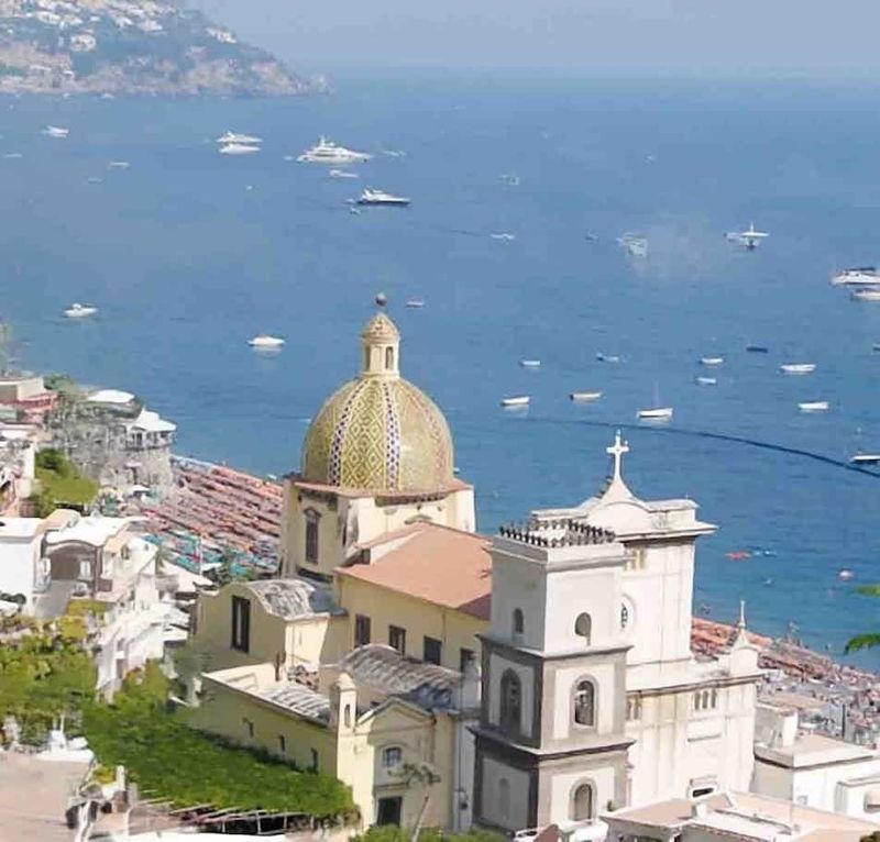 Santa Maria Assunta a Positano: la leggenda della Madonna Nera 3 cupola di Santa Maria Assunta.