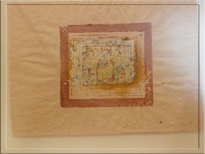 Antico manoscritto o mappa in stile artistico, presentato su sfondo di pergamena color sabbia, usando tecniche di pittura o stampa per creare un effetto vintage, ideale per appunti e blog.