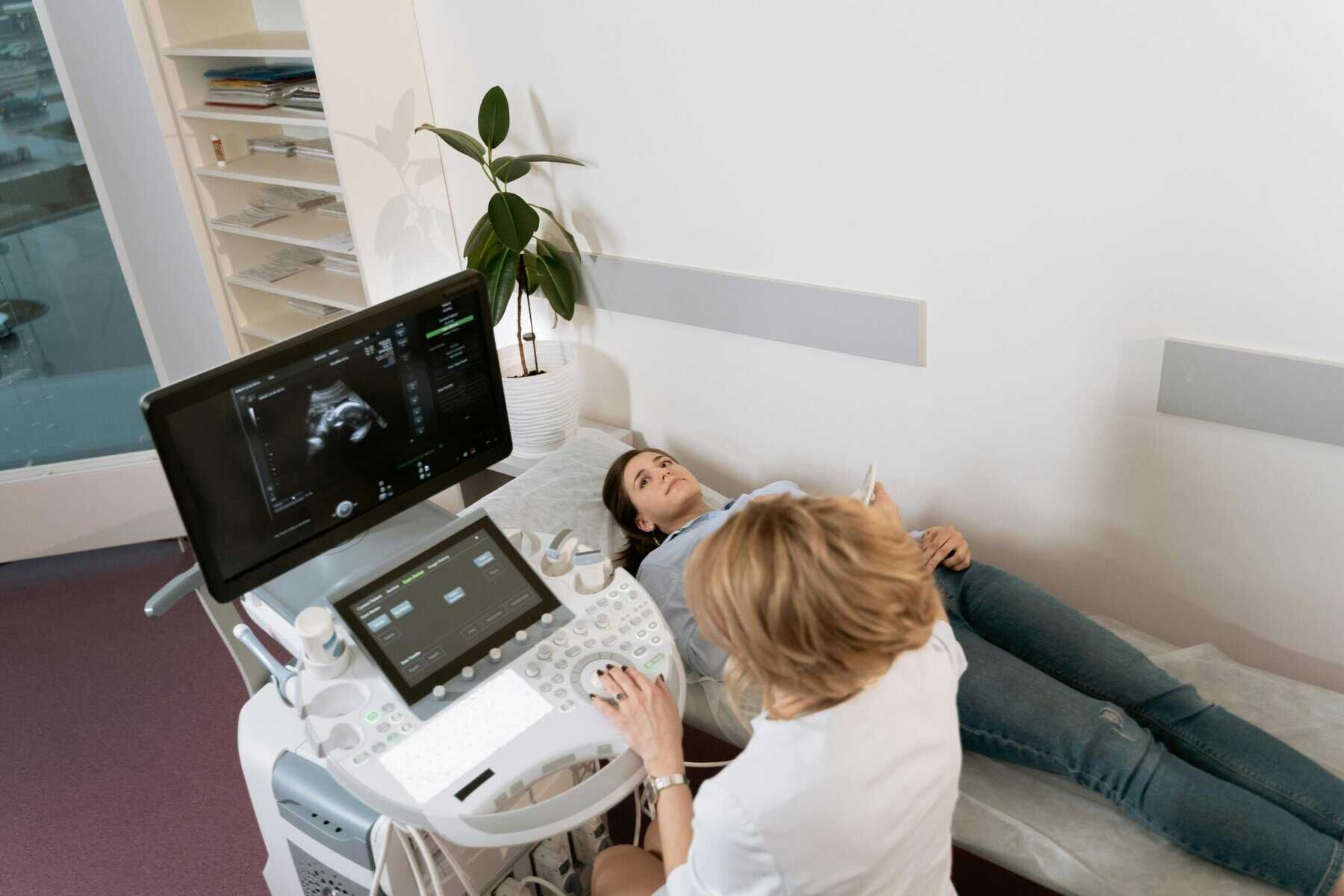 Diagnosi prenatale attraverso ecografia ostetrica in ambiente clinico moderna. Analisi dettagliata di immagini ecografiche, assistenza medica per la salute del feto.