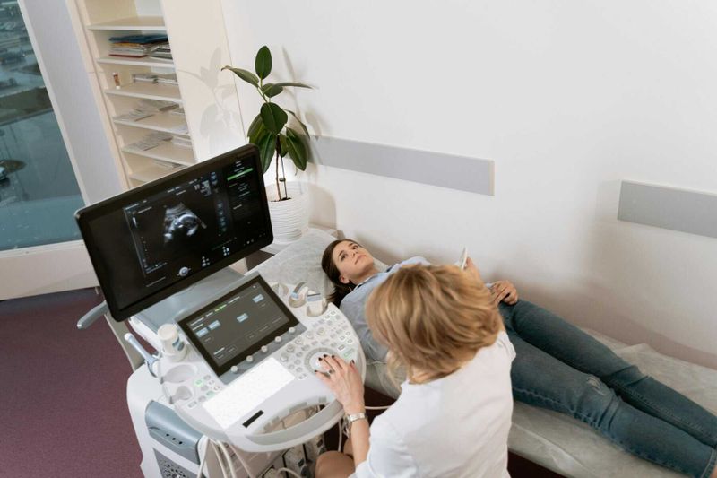 Fibromi uterini sono pericolosi? 3 Diagnosi prenatale attraverso ecografia ostetrica in ambiente clinico moderna. Analisi dettagliata di immagini ecografiche, assistenza medica per la salute del feto.