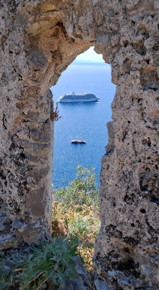 Scorcio di un arco naturale roccioso delle rovine della Torre dello Ziro con il mare