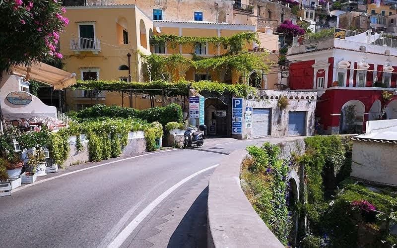 Colorato villaggio di pescatori in Costiera Amalfitana con case pittoresche, fiori e strade strette, perfetto per fotografie e tentazioni di viaggio.