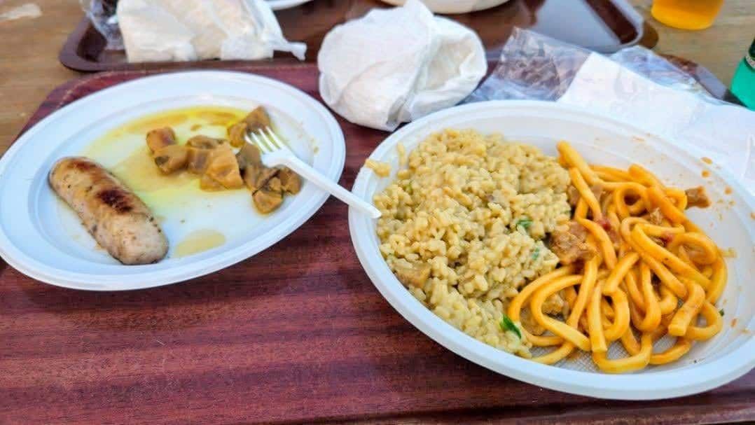 Scialatielli con funghi porcini e salsiccia serviti alla sagra
