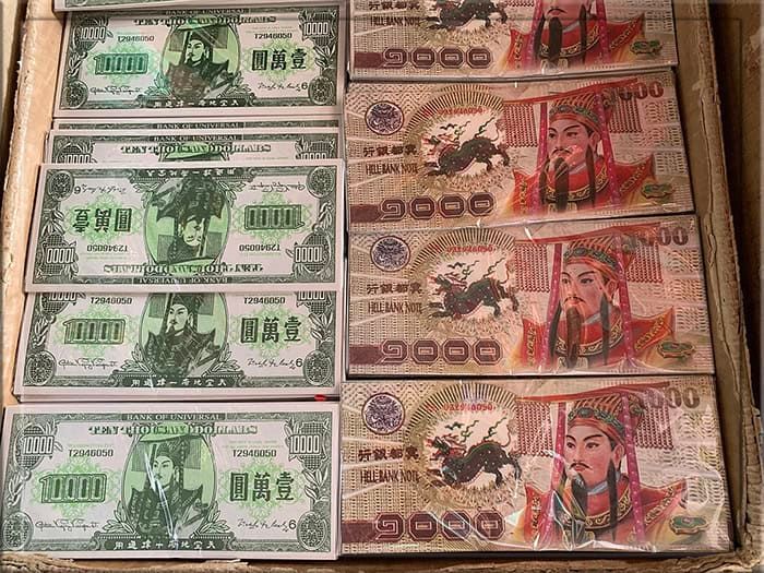 Perché in Asia bruciano banconote ai funerali 5 Banconote di valuta cinese e americana, denaro contante in moneta di diversi paesi, valute in contanti per investimenti e scambi commerciali.