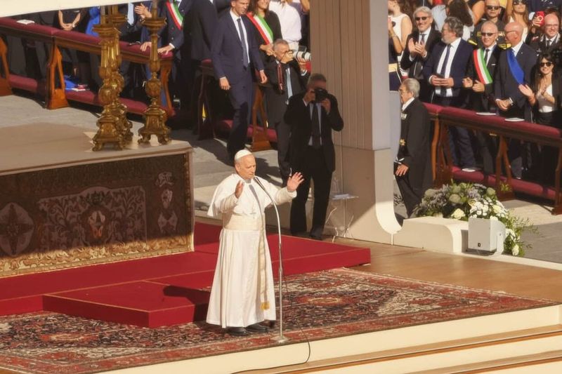 7 nuovi santi papa leone XIV da 4 continenti 3 Papa Francesco durante l'Udienza Generale in Vaticano, con fedeli e autorità presenti, mentre pronunciava un discorso pubblico in un contesto religioso e ufficiale.