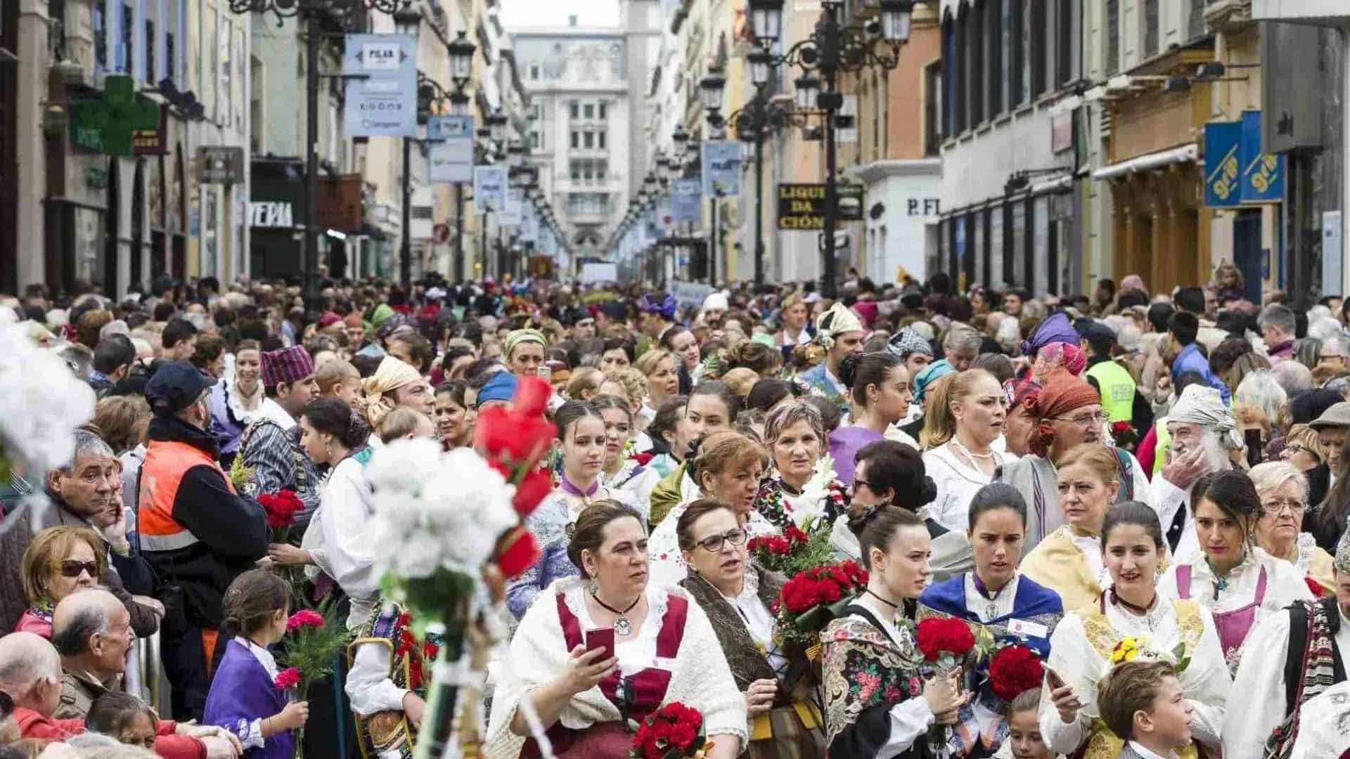 Folla durante le Feste del Pilar a Saragozza