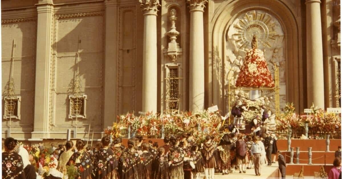Ofrenda de Flores durante le Feste del Pilar a Saragozza