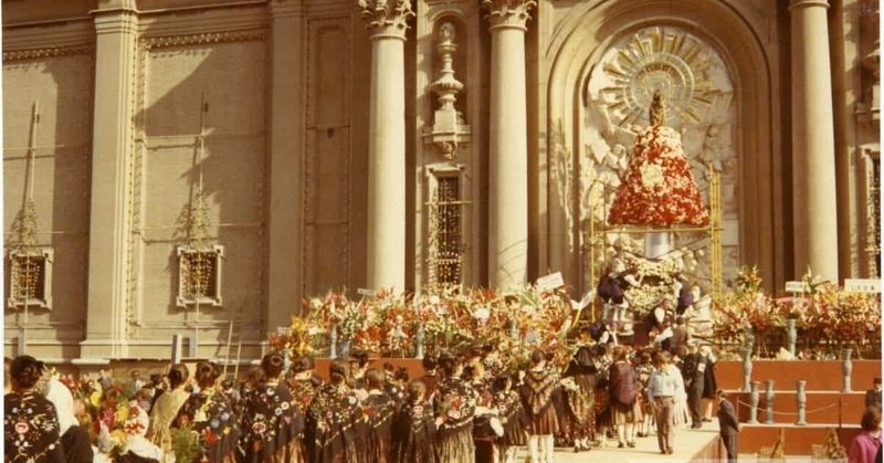 Feste del Pilar 2025 a Saragozza: eventi e consigli di viaggio 4 Feste del Pilar 2025 a Saragozza: eventi e consigli di viaggio. Fiori e persone in festa davanti a una chiesa storica decorata per una celebrazione religiosa tradizionale. Invitante scena di cultura e tradizioni popolari italiane.