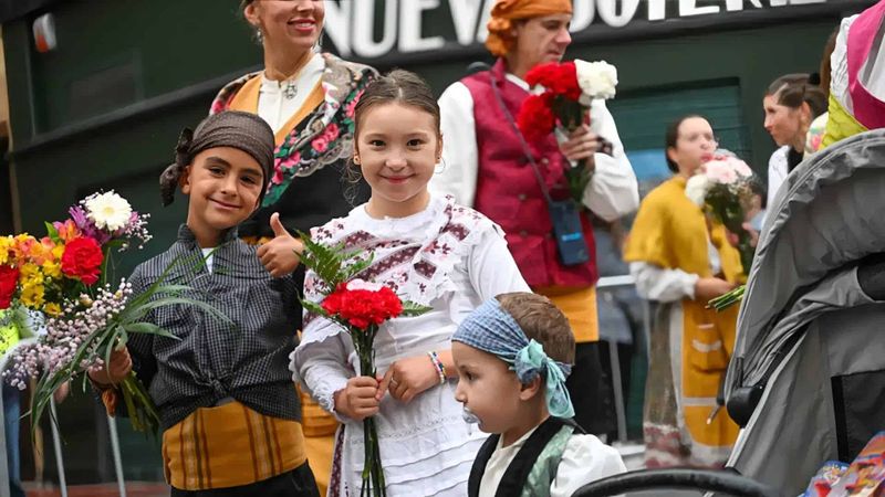 Feste del Pilar 2025 a Saragozza: eventi e consigli di viaggio 3 Fanciulli in abiti tradizionali con fiori durante un evento culturale all'aperto in Italia.