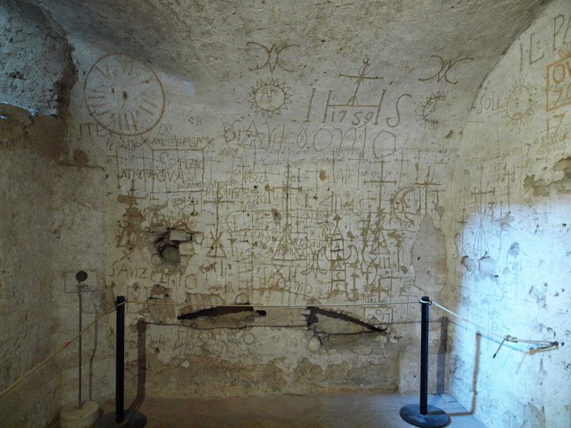 Narni Sotterranea: cosa vedere, storia, visita tra misteri e medioevo in Umbria (2026) 13 Iscrizioni sulle mura della prigione sotterranea di Narni