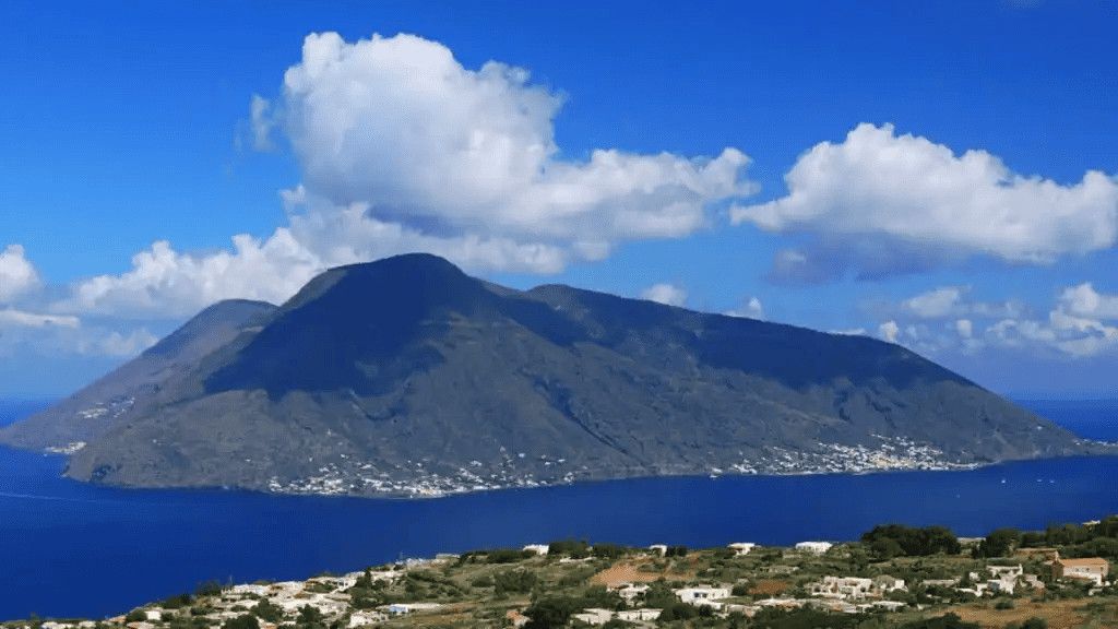Vulcano attivo sull'isola di Vulcano con paesaggi naturali, mare cristallino e panorama mozzafiato, perfetto per appassionati di viaggio, natura e avventure all'aperto in Sicilia.