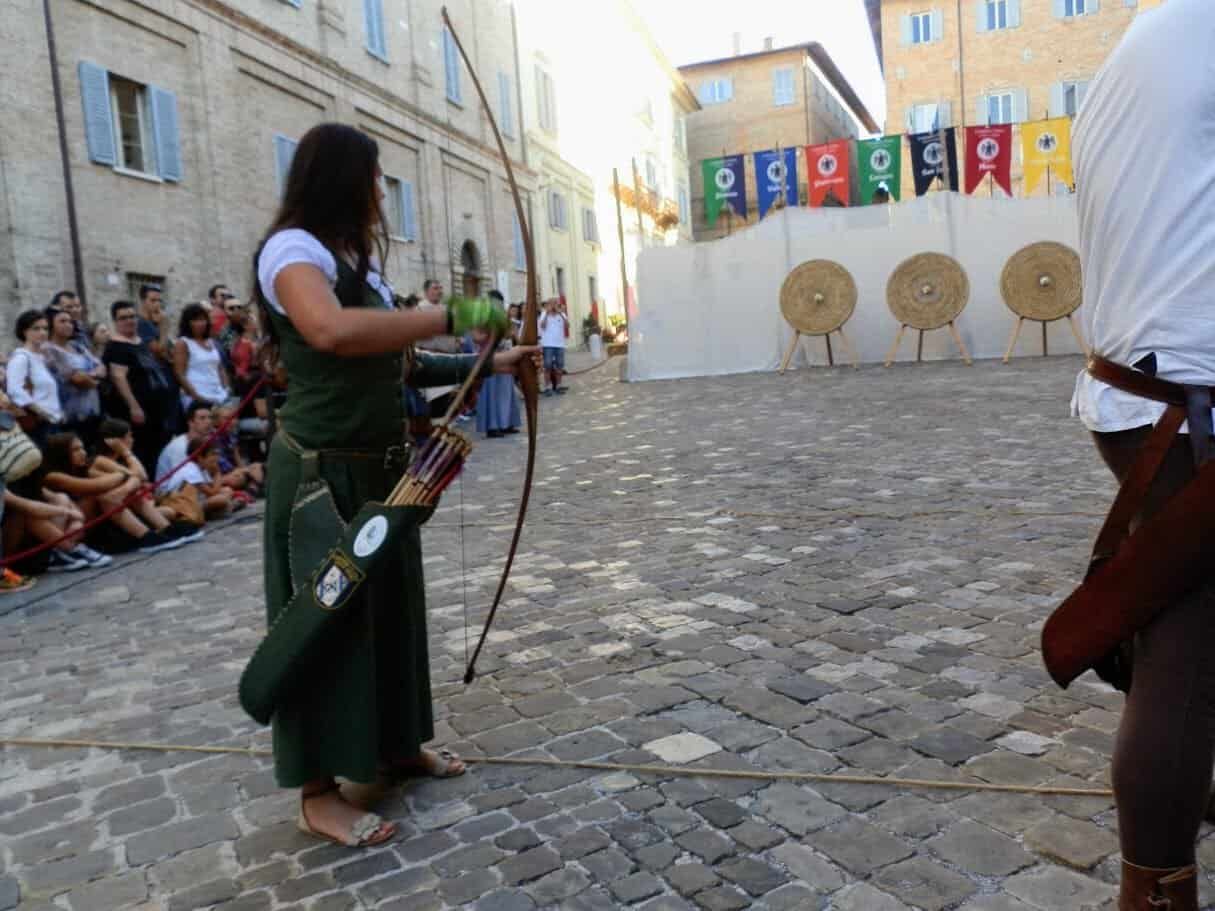 Arciera che lancia frecce 