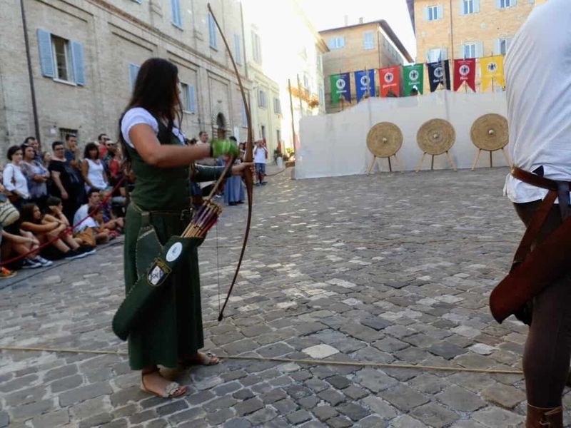 10 Armi medievali strane dal pugnale alle lance in battaglia 4 Arciera che lancia frecce