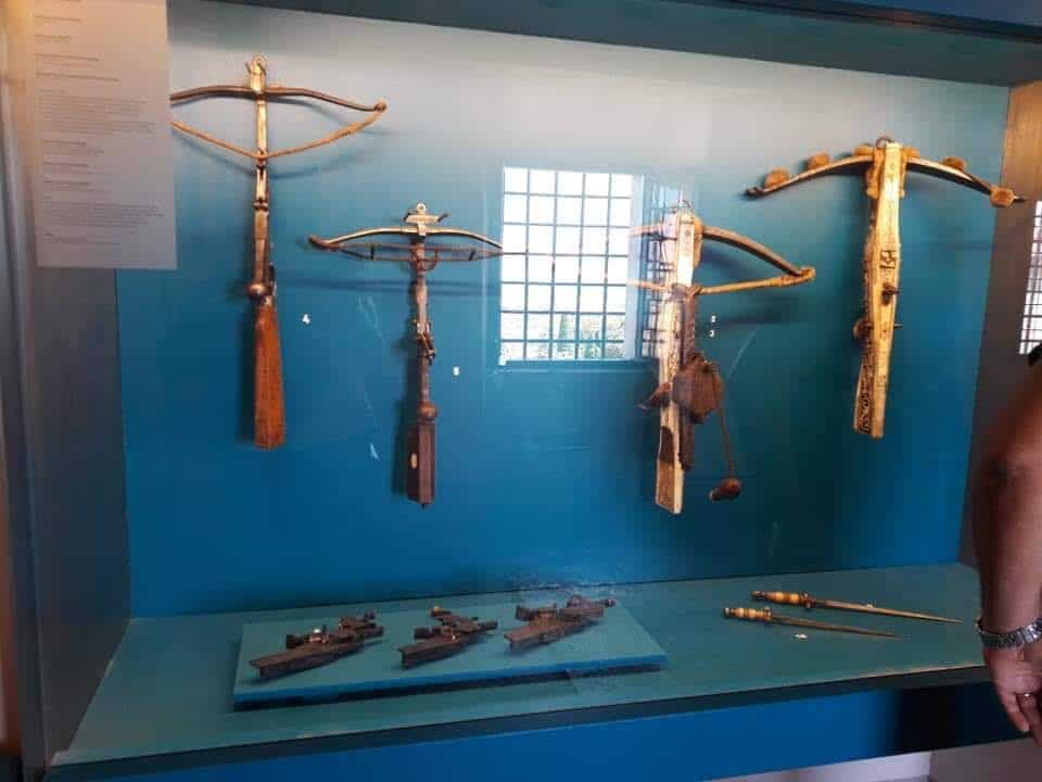 Armi antiche esposte in una teca museale