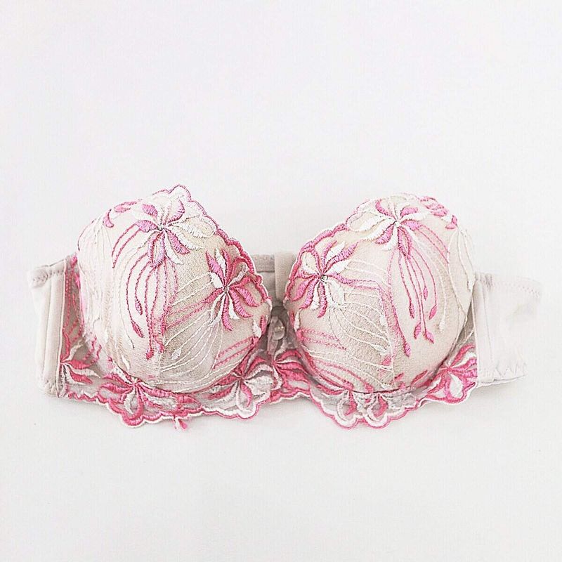 A cosa serve il ferretto del reggiseno, 8 risposte 4 Trapunta di pizzo bianco e rosa con ricami floreali, perfetta per lingerie raffinata e intimo femminile. Design elegante e dettagli delicati, ideale per momenti speciali o come regalo romantico.