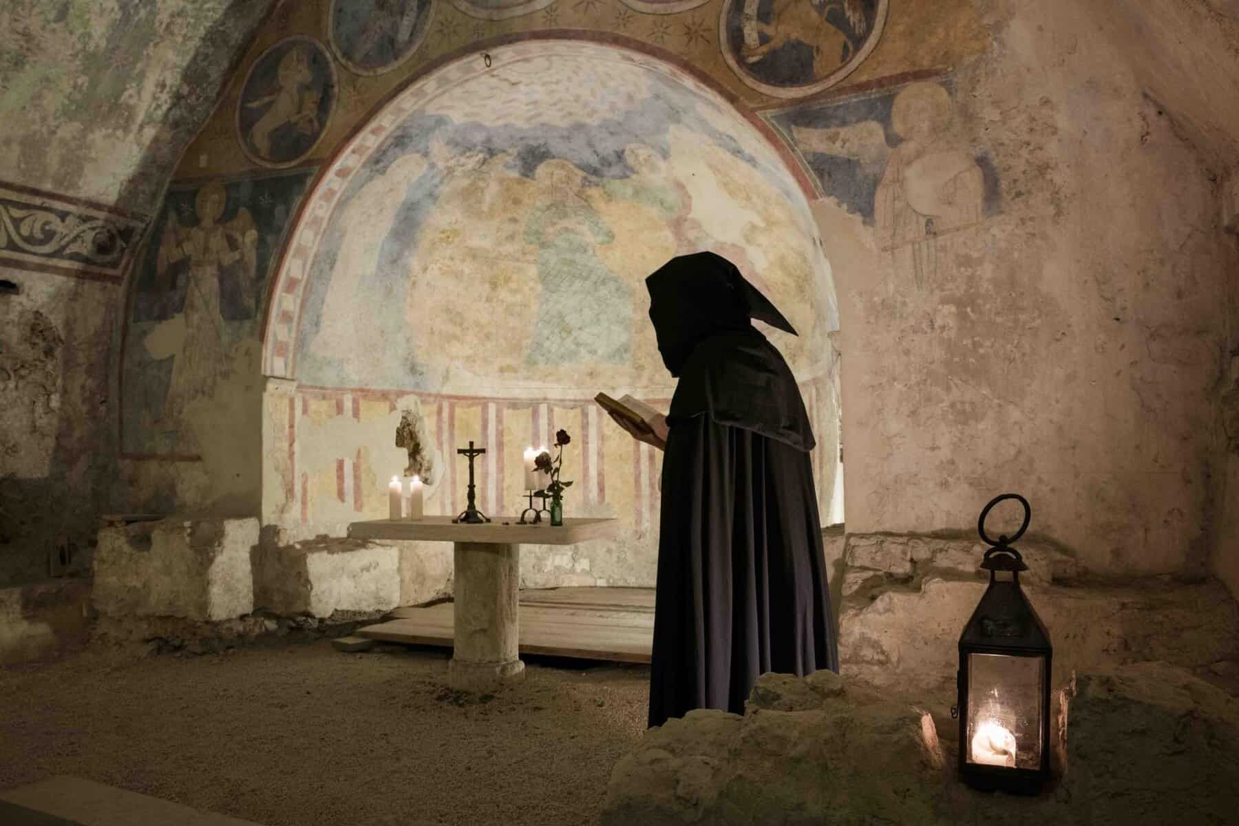 cripta con affreschi religiosi e atmosfera suggestiva.